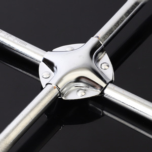 Clé à écrous croisée universelle robuste de <span class=keywords><strong>15</strong></span> <span class=keywords><strong>pouces</strong></span> pour roues de voiture - Product Image 3