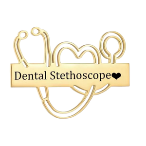 Broche Personalizado em Aço Inoxidável Banhado a Ouro 18K em Formato de Coração com Nome Personalizado e Estetoscópio para Médicos, Enfermeiros e Festas de Casamento - Product Image 1