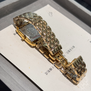 Montre à quartz analogique de luxe pour femme H Brand, boîtier en acier inoxydable, clous en moissanite, bracelet en silicone tendance, style glacé, en promotion - Product Image 6