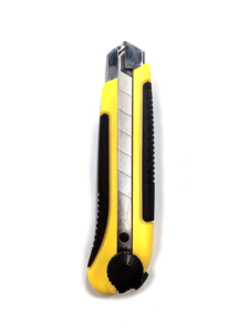 Coltello multiuso in acciaio inossidabile con impugnatura antiscivolo, pulsante di blocco, lama seghettata da 0,7 mm, taglierina per carta da parati da 175 mm, 2 lame, fai da te - Product Image 1