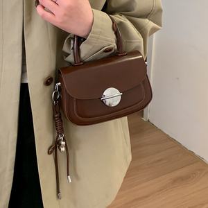 กระเป๋าสะพายข้างดีไซน์ใหม่ แฟชั่นทันสมัย หนัง PU คุณภาพสูง กระเป๋าสะพายไหล่ลำลอง กระเป๋าถือสุดหรูสำหรับผู้หญิง พร้อมกระเป๋าเงิน - Product Image 1