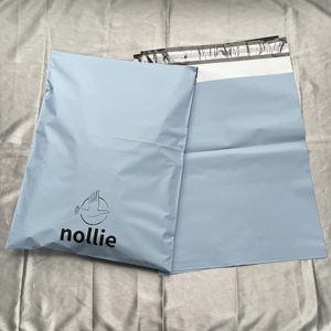 Enveloppes en polyéthylène bleues mates personnalisées avec impression noire - Sacs d'expédition imperméables pour les marques de vêtements et de style de vie - Product Image 6