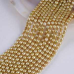 Perles d'eau douce naturelles en forme de riz de 4-5 mm, teintes or, en vrac, pour la fabrication de colliers et de bracelets en gros - Product Image 1