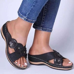 2025 nuevas sandalias de playa para exteriores con flores europeas y americanas para mujer, zapatillas de cuña sin cordones de gran tamaño, estilo Club, comodidad de verano - Product Image 1