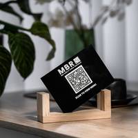 Maßgefertigter Lasergravierter Eichenholz-Acryl QR-Code Tischaufsteller Desktop-QR-Menü-Anzeigeschild für Restaurant Café Bar