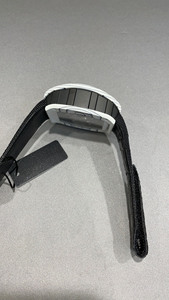 De la première qualité, le bracelet est fabriqué en caoutchouc fluoré de qualité aérospatiale. C'est une montre mécanique élégante. - Product Image 3