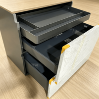 Meubles de cuisine d'extérieur modulaires modernes en acier inoxydable, aspect bois, plan de travail en pierre frittée bleu belge, barbecue encastré