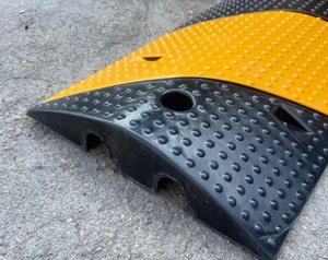 מחסום מהירות גומי של Scinotec באורך 40 אינץ' עם 6 ברגים לעיגון לאספלט, 100*35 ס\"מ, 40 ק\"מ/שעה, 2 נתיבים - Product Image 6