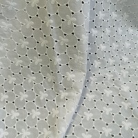 Tissu en coton respirant 199 g/m² blanc à motif trèfle et œillets, tissu ajouré géométrique pour jupes, rideaux et décoration intérieure