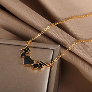 Collier personnalisé pendentif aile de démon pour femmes plaqué or design aile noire avec coeur goutte d'huile gothique punk bijoux de mode de style - Product Image 2