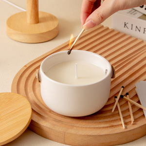 AIKUN - Frascos Grandes de Lujo con Asa de Cuero, Personalizados con Etiqueta Privada, Velas Aromáticas en Recipientes Blancos de Cerámica, Velas Perfumadas - Product Image 4