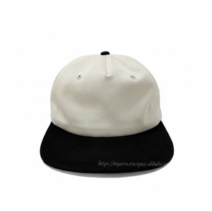 Casquette Snapback blanche à 5 panneaux, design minimaliste, broderie 2D au dos et visière intérieure verte - Product Image 1