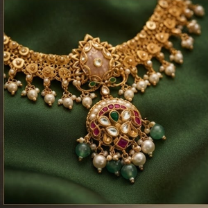 Conjunto de Joyería Tradicional de Perlas Doradas, Collar y Aretes con Piedras Verdes y Rojas para Novias, Bodas y Eventos Festivos - Product Image 5