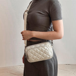 Bolso de Mujer con Cadena y Patrón de Diamantes, Estilo Moderno, Bolso de Hombro, Bolso Bandolera, Bolso Cuadrado Pequeño - Product Image 5