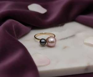 สายรัดไข่มุกสีเทาสีชมพูพันกันสีทอง18KT - Product Image 1