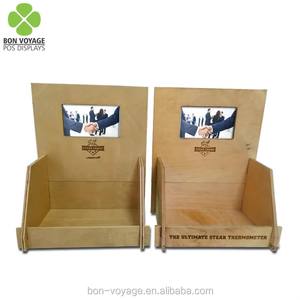 Étagère de présentation en bois personnalisable et interchangeable avec prise pour chaussures, écologique et pratique pour les voyages - Product Image 2