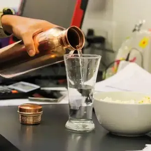 Vente en gros de bouteilles d'eau en cuivre pur haute durabilité pour les cadeaux fabriquées à la main en Inde - Product Image 4
