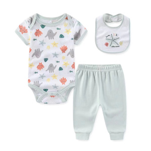 Conjunto de <span class=keywords><strong>tres</strong></span> piezas de verano para bebé al por mayor, mono de manga corta, sombrero y pantalones de 0 a 9 meses, tejido de punto sólido ODM transfronterizo - Product Image 3
