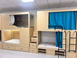 Cápsulas de Dormir Insonorizadas de Alta Calidad con Base de Madera, Estructura Metálica, Literas Dobles, Cortinas y Escaleras Laterales - para Hostales y Apartamentos - Product Image 3