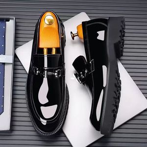 Mocasines de primavera para hombre de talla grande, transpirables, sin cordones, con punta redonda, estilo casual de negocios, con hebilla de caballo y detalles de costura. - Product Image 3