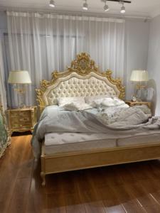 Letto Matrimoniale Francese Deluxe Personalizzabile con Foglia d'Oro e Intarsi di Conchiglie Design Antico Letto King Size - Product Image 6