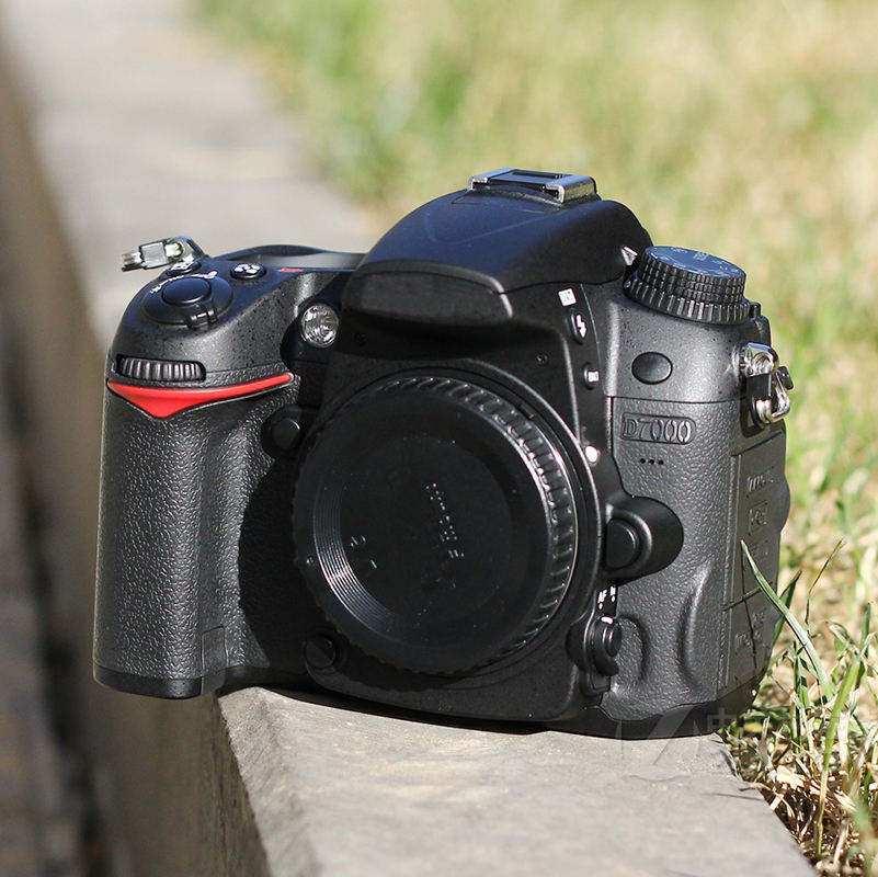 D7000