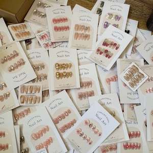 Ongles à presser de luxe faits main en acrylique, couvrance totale, forme carrée amande, longueur moyenne, design 3D exclusif, vente en gros, magnifiques, durables, 10 pièces - Product Image 3