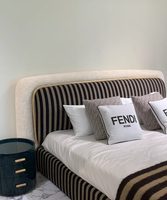 Lit plateforme de luxe en tissu rayé doux et rembourré avec garniture bouclée, écologique, tailles personnalisables, pour chambre à coucher