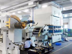 Bisagra de resorte Prensa completamente automática de alto rendimiento de la línea de producción de bisagras de acero inoxidable Máquina para hacer bisagras - Product Image 5