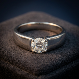 Bague de fiançailles classique en or blanc avec diamant moissanite taille ronde à 4 griffes style cathédrale pour femme, produit fait main - Product Image 3
