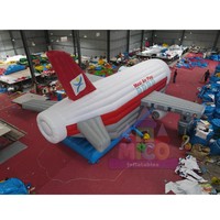 Aire de jeux gonflable sur le thème de l'avion avec double toboggan et tunnels de pilote pour les fêtes d'aventure aérienne des enfants et les jeux en plein air