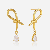 Boucles d'oreilles classiques en acier inoxydable plaqué or 18 carats J&D, forme linéaire ondulée torsadée avec strass blancs