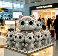 Peluche chat gris rêveur avec lunettes, yeux turquoise, bijou frontal rouge, oreilles intérieures roses, design personnalisé