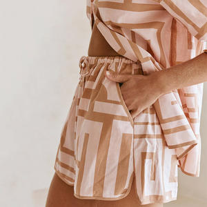 사용자 정의 여름 럭셔리 기하학 프린트 짧은 소매 셔츠 반바지 투피스 세트 하이 퀄리티 린넨 반바지 세트 여성 - Product Image 6