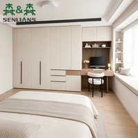 Système de rangement personnalisable pour toute la maison avec portes crème, poignées noires et étagères d'angle