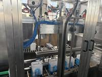 Machine de remplissage automatique isobare de canettes en plastique 220V haute précision pour la production de jus et d'eau gazeuse