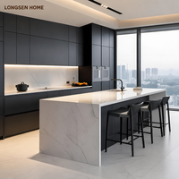 Ensemble d'armoires de cuisine modernes sur mesure avec îlot en pierre frittée effet cascade, finition noir mat, grain de bois, sans poignées, pour la maison