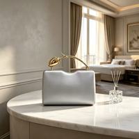 Pochette de soirée de luxe en PU avec poignée dorée en forme de rose pour femme, sac à main pour mariage, sac à bandoulière à chaîne
