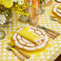 Nappe de table en lin de luxe française à bord festonné brodé avec motif floral sur mesure pour hôtel mariage