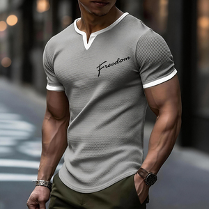 Camiseta de punto gofrado para hombre OEM&ODM personalizada, cuello en V con ribete en contraste, bordado, informal, con patrón de letras, ecológica - Product Image 1