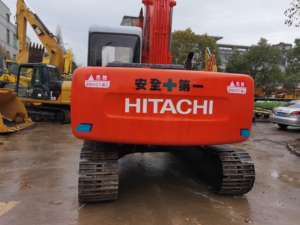 Excavadora roja Hitachi EX135 con cucharón para uso en construcción - Product Image 3