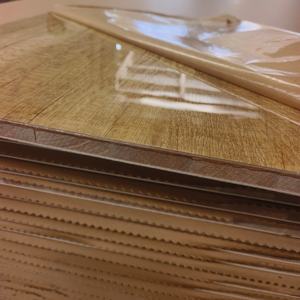 Vente en gros Colle étanche E0 de 18mm, 4 pieds, 18mm, blanc UV, panneau brillant, panneau à noyau Falcata pour structure ou décoration - Product Image 1