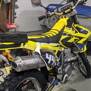 JFG RACING <span class=keywords><strong>Housse</strong></span> <span class=keywords><strong>de</strong></span> Selle <span class=keywords><strong>de</strong></span> Haute Qualité <span class=keywords><strong>pour</strong></span> DRZ400, <span class=keywords><strong>Housse</strong></span> <span class=keywords><strong>de</strong></span> Selle en Caoutchouc <span class=keywords><strong>pour</strong></span> Moto Tout-Terrain DRZ400 DRZ400E DRZ400S DRZ400SM - Product Image 4