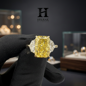 Bague de fiançailles de luxe en or jaune 14 carats avec diamant de laboratoire jaune vif taille radiant et trois pierres, ornée d'un diamant demi-lune - Product Image 1