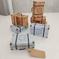 Boîte à bonbons en carton carrée de style mini-valise, emballage cadeau avec finition gaufrée/mate, avec poignée et étiquette en corde de jute