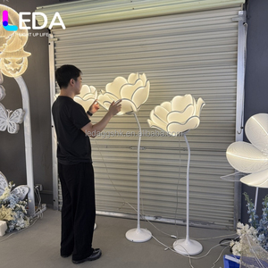 โคมไฟตั้งพื้นรูปดอกบัว LEDA ดีไซน์หรูหรา แสงสว่างสวยงาม สีขาว ขนาดใหญ่ เหมาะสำหรับตกแต่งงานปาร์ตี้ - Product Image 1