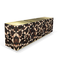 Credenza di Lusso in Stile Italiano per Soggiorno e Sala da Pranzo, Design Triangolare Bifacciale in Legno con Finitura in Ottone Spazzolato