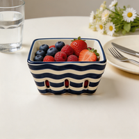 Keranjang Buah Keramik OEM Custom dengan Pola Garis, Saringan Buah, Mangkuk Berlubang untuk Grosir Amerika Utara, Toko Hadiah
