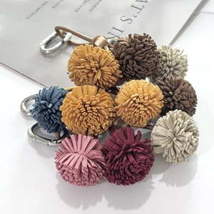 Llavero de tela hecho a mano de alta calidad con pompón, estilo natural, accesorio decorativo colorido para bolsos y zapatos. - Product Image 5