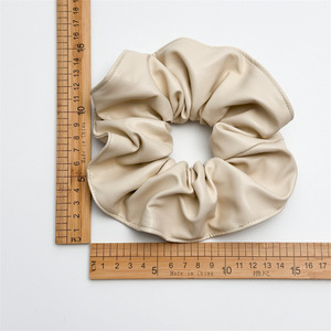 Pháp cổ điển màu Đỏ scrunchie <span class=keywords><strong>PU</strong></span> da rắn màu đàn hồi Headband Phụ kiện tóc của phụ nữ - Product Image 5